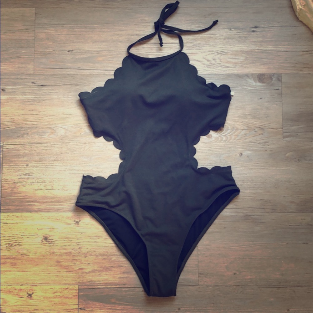 Brand NEW Cupshe Army Green scalloped swimsuit!!